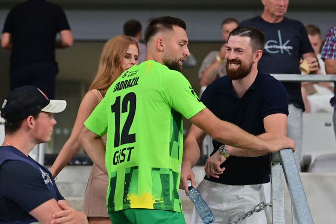 VIP klientela odletěla s Hradcem do Atén. Ve výpravě je i hokejista Hronek VIP klientela odletěla s Hradcem do Atén. Ve výpravě je i hokejista Hronek