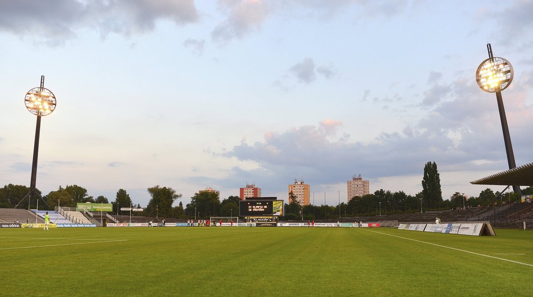 Fotbalový stadion ve městě Hradec Králové, kde už se několik let mluví o rekonstrukci