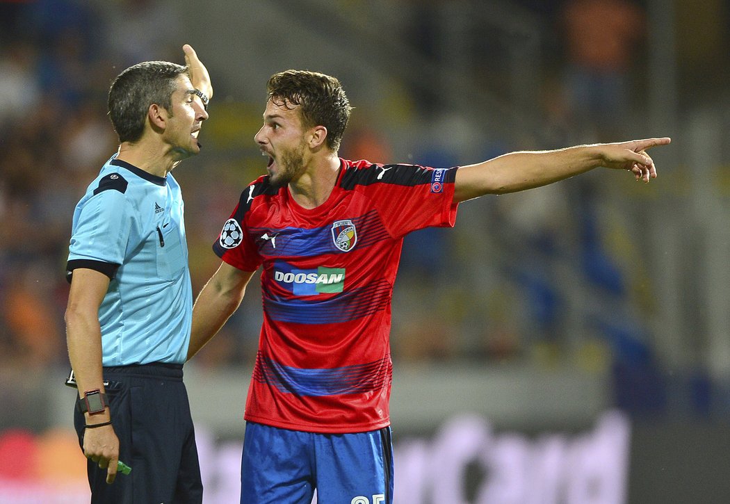 Plzeňský záložník Jakub Hromada v debatě s rozhodčím