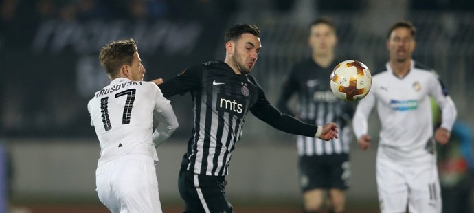 Patrik Hrošovský v souboji s Marko Jankovičem z Partizanu