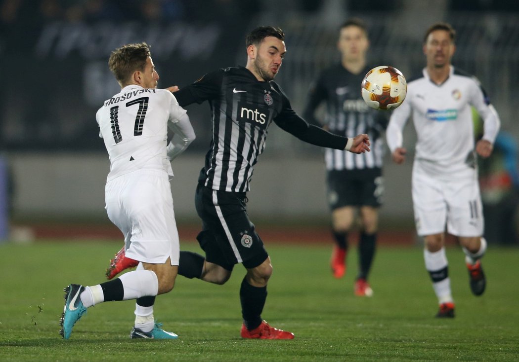 Patrik Hrošovský v souboji s Marko Jankovičem z Partizanu