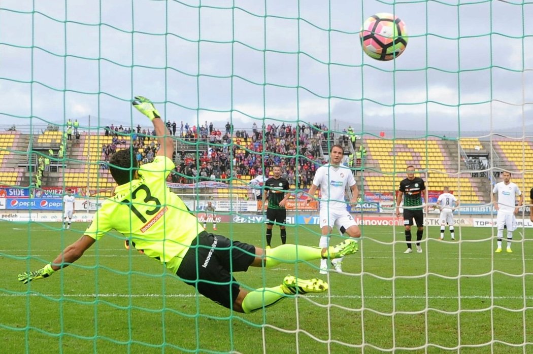 Plzeňský Marek Bakoš proměňuje penaltu