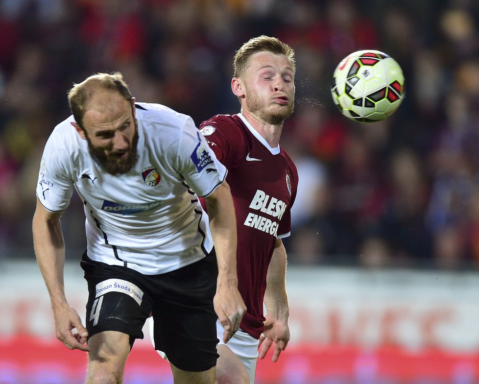 Plzeňský obránce Roman Hubník v souboji s Jakubem Brabcem