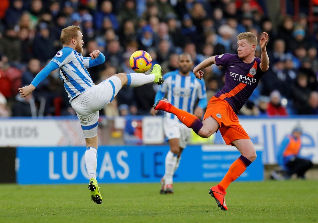 Souboj o míč mezi Alexem Pritchardem z Huddersfieldu a Kevinem De Bruynem z Manchesteru City