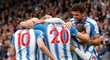 Fotbalisté Huddersfieldu oslavují gól do sítě Manchesteru United