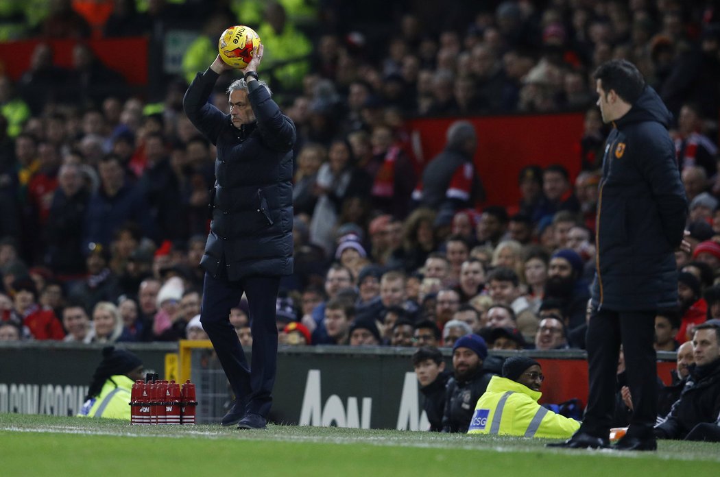 Trenér Manchesteru United José Mourinho si po utkání s Hullem stěžoval na slabou podporu fanoušků