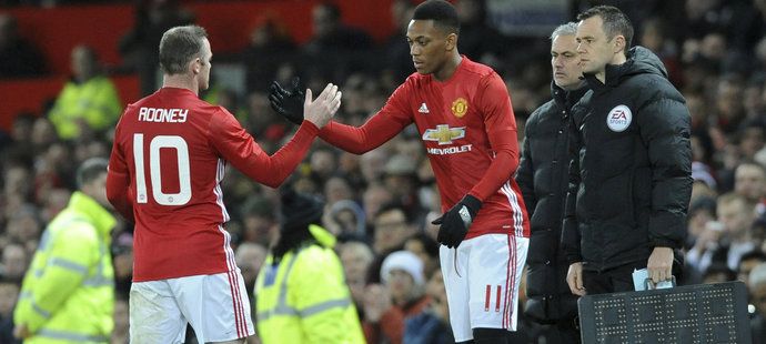 Kapitán Manchesteru United Wayne Rooney pouští v utkání s Hullem na hřiště Anthony Martiala