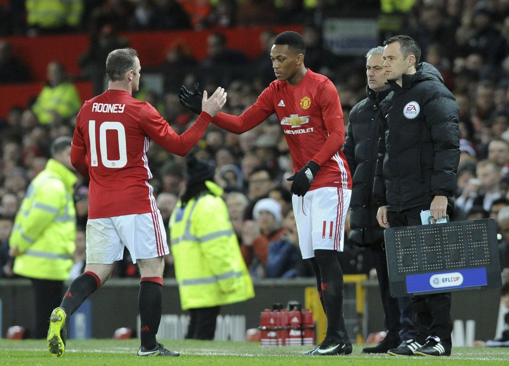 Kapitán Manchesteru United Wayne Rooney pouští v utkání s Hullem na hřiště Anthony Martiala