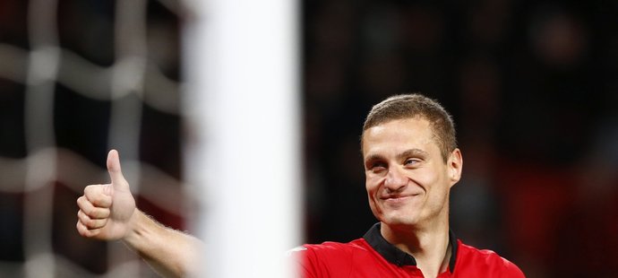 Srbský stoper Nemanja Vidič děkuje fanouškům Manchesteru United po utkání s Hullem