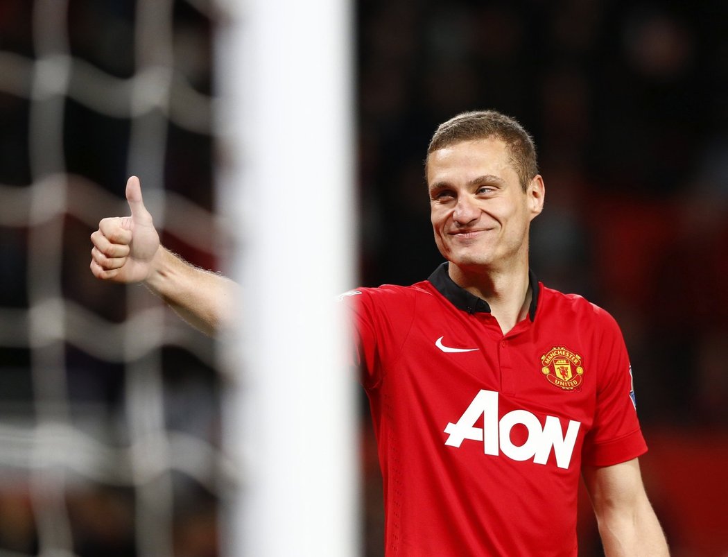 Srbský stoper Nemanja Vidič děkuje fanouškům Manchesteru United po utkání s Hullem