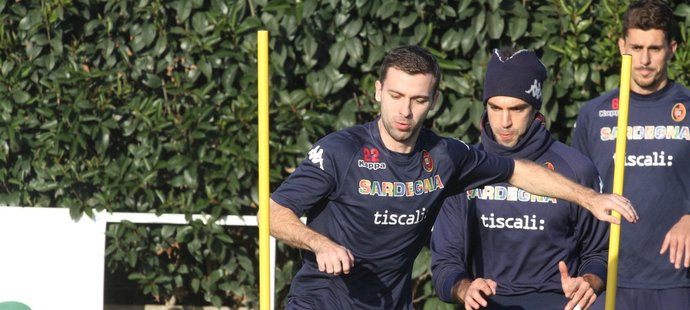 Zhruba třicítka osob se dostala do tréninkového střediska Cagliari, kde se tým připravoval na nedělní zápas s Neapolí