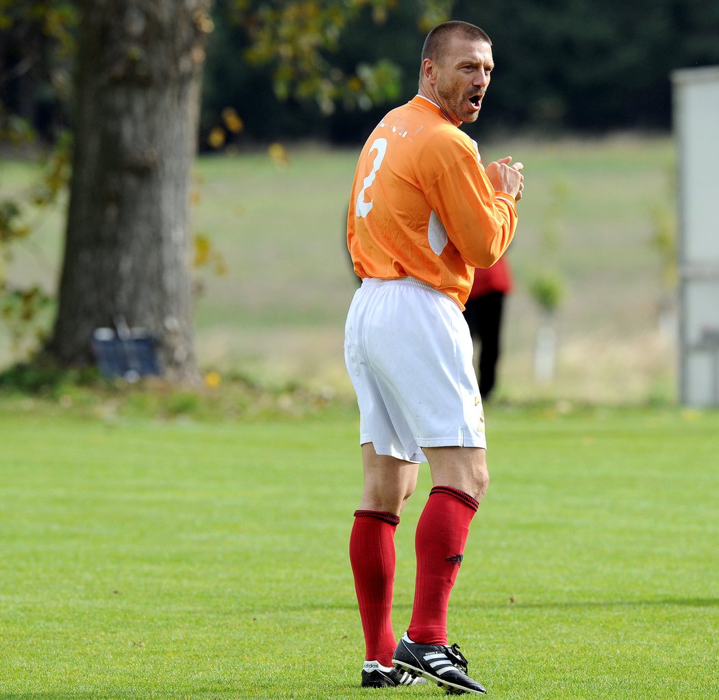 Obránce Tomáš Řepka nastoupil poprvé v soutěžním utkání za Hvozdnici, na zádech měl tradiční číslo dvě