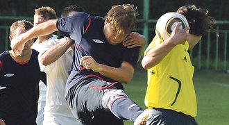 Nakopal rozhodčího! Za dvě penalty a tři vyloučení