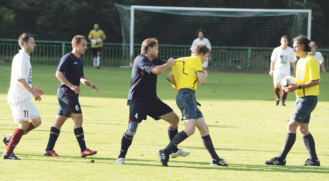 a i když začala pořádná strkanice, ve které hráči arbitra bránili...