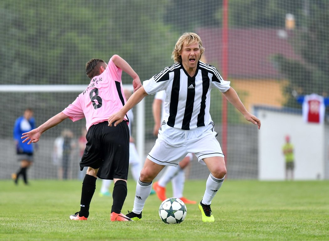 Pavel Nedvěd musel v utkání za Skalnou strpět i pár nedovolených zákroků