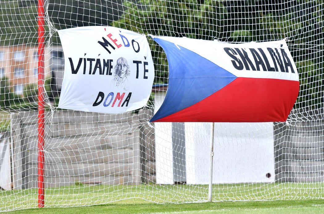 „Méďo, vítáme tě doma.“ Pavel Nedvěd si během utkání za Skalnou užíval velké podpory diváků