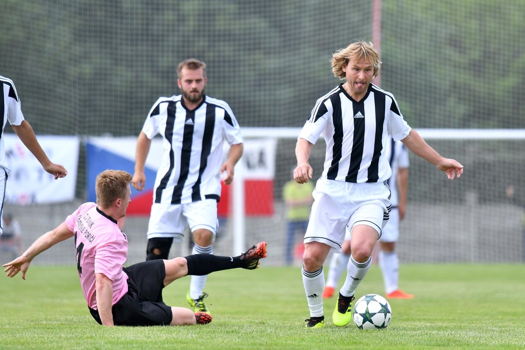 Legenda nebo ne, i proti Pavlu Nedvědovi vytasili hráči Královského Poříčí B ostré zákroky