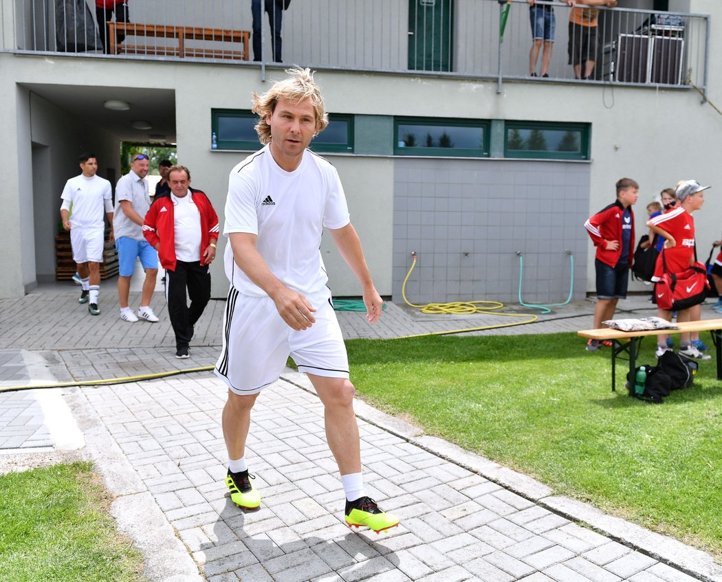 Jdeme na to! Pavel Nedvěd přichází na rozcvičku před utkáním I. B třídy za rodnou Skalnou