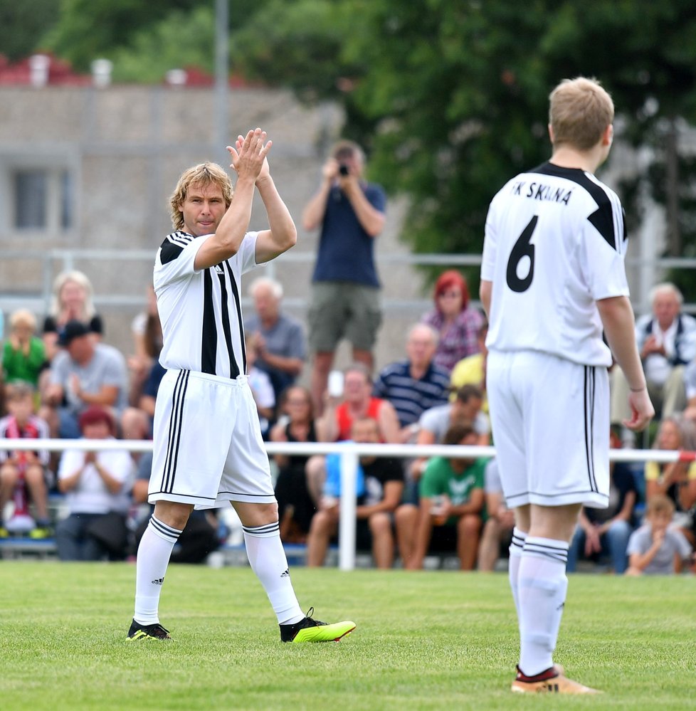 Díky! Pavel Nedvěd tleská divákům při utkání I. B třídy, ve které nastoupil za rodnou Skalnou.