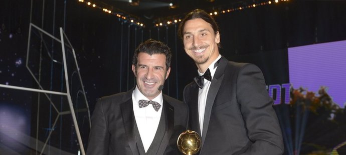 Zlatan Ibrahimovic převzal z rukou legendárního Luise Figa Zlatý míč pro nejlepšího fotbalistu Švédska