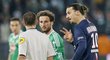 Ibrahimovic diskutuje s hlavním rozhodčím zápasu