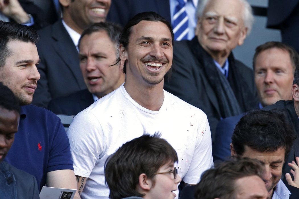 Zlatan Ibrahimovc kvůli zranění sleduje utkání PSG jen z tribuny