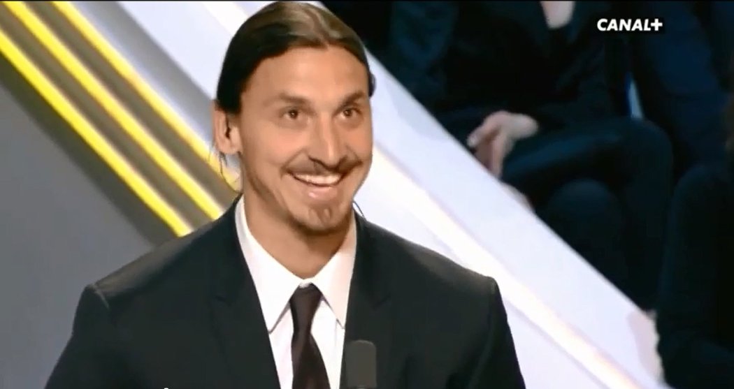 Zlatan Ibrahimovic děkoval za cenu pro nejlepšího hráče francouzské ligy a rozesmál své spoluhráče