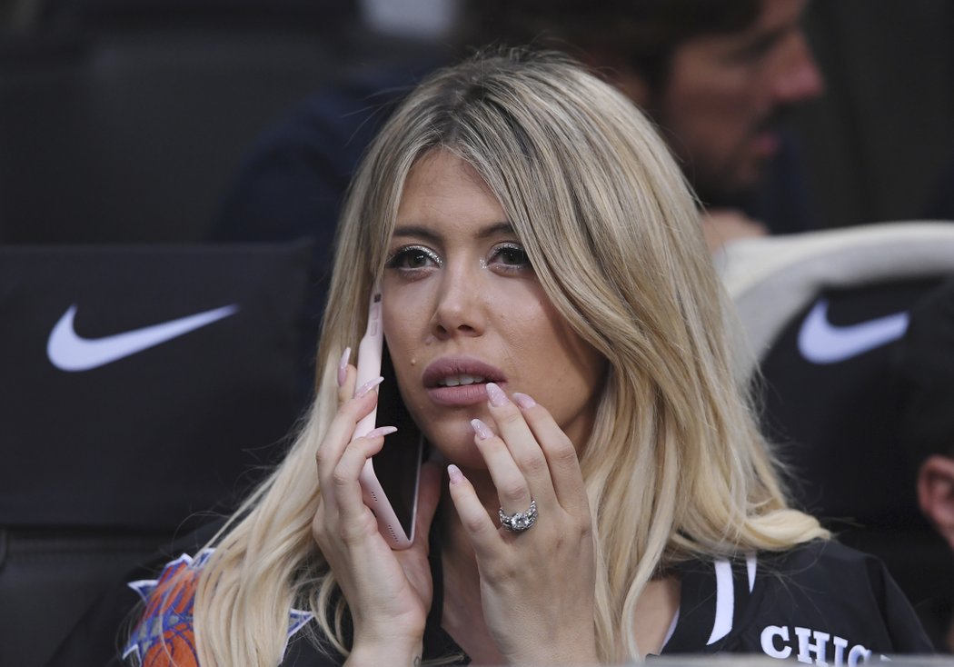 Icardiho manželka Wanda Nara je zároveň jeho agentkou a zápasy svého milého pravidelně navštěvuje