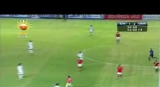 VIDEO: Fanoušek vtrhl na hřiště, gól ale nedal