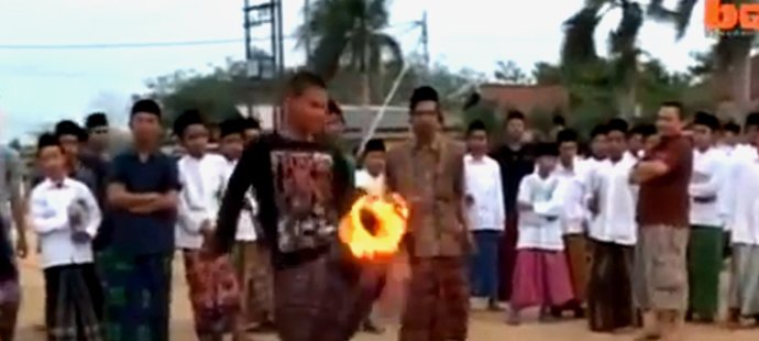 Fotbal pro tvrďáky vymysleli ve školách v Indonésii, hrají ho s hořícím kokosovým ořechem