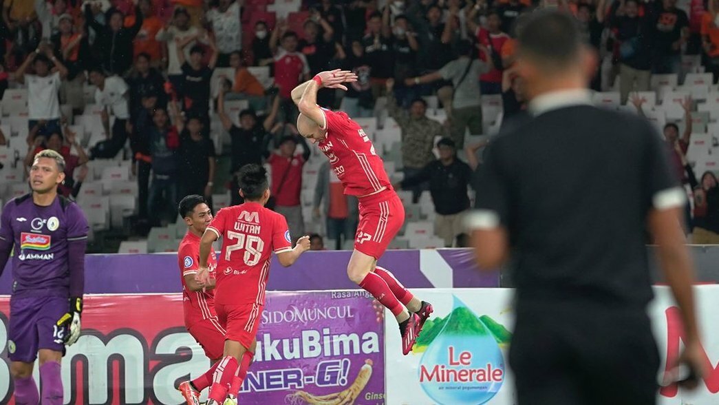 Michael Krmenčík se spoluhráči slaví gól