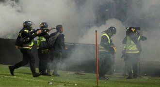 Tragédie na fotbale v Indonésii: plný stadion i slzný plyn. Zemřelo 129 lidí