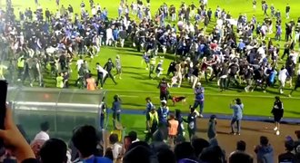 Tragédie na fotbale v Indonésii: Videa odhalují kruté zákroky policie!