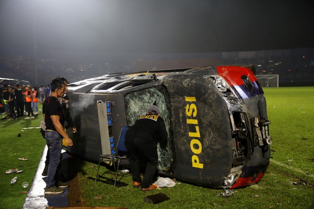 Nepokoje po zápase v Indonésii si vyžádaly nejméně 130 obětí