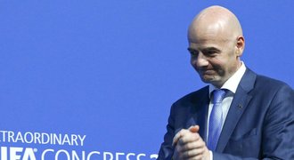 Čím zaujal Infantino? Slíbil peníze, je mistr jazyků i losovaček