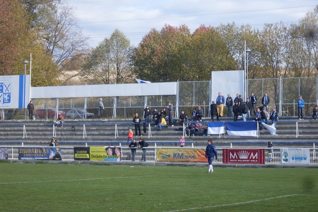 Naproti hlavní tribuně je betonová s klandry pro pravé nadšence, sem míří frýdecko-místecký kotel