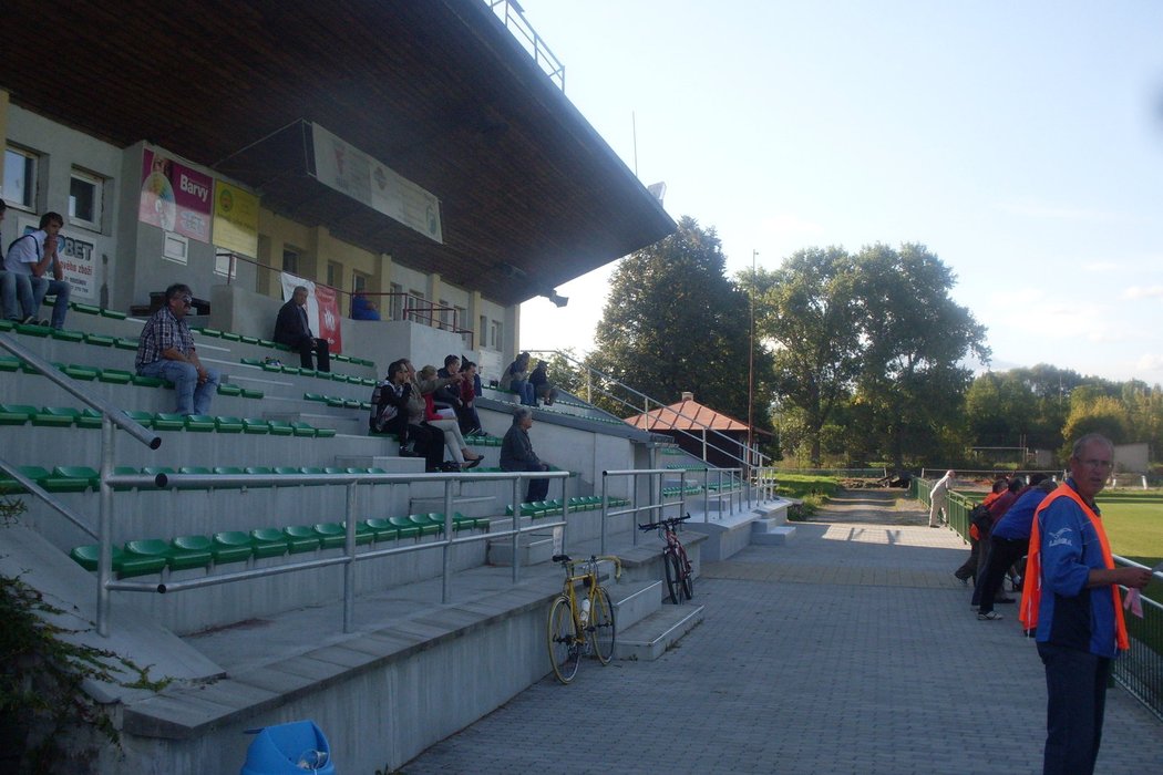 Hlavní tribuna na stadionu v moravském městečku Rousínov