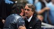 Roberto Mancini se zdraví s koučem Neapoli Walterem Mazzarrim