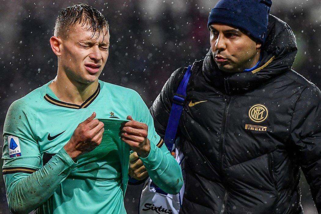 Klíčový záložník Interu Nicolò Barella se zranil v utkání proti Turínu a bude černomodrým scházet minimálně do konce roku 2019