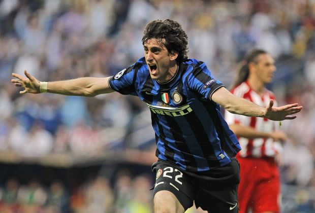 Milito slaví svojí první branku. Milito slaví svojí první branku.