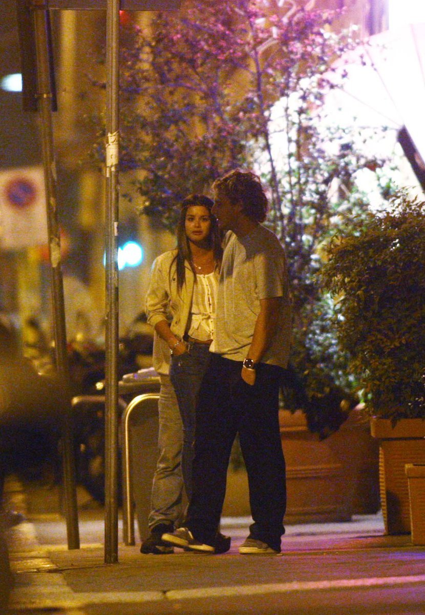 Zamilovaný páreček Diego Forlan a Victoria Saravia na romantické večerní procházce v Miláně