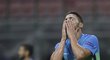 Danilo D&#39;Ambrosio z Interu Milán se chytá za hlavu poté, co italský celek padl s Hapoelem Beer Ševa