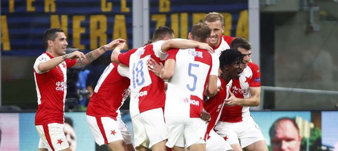 Radost hráčů Slavie po gólu Petera Olayinky