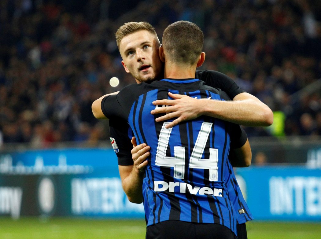 Milan Škriniar oslavuje gól s Ivanem Perišičem