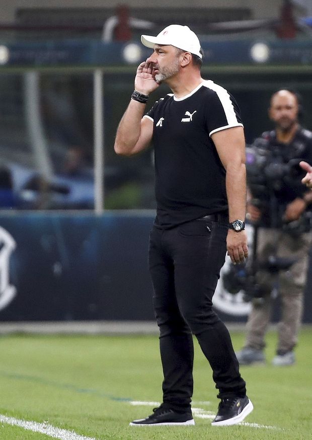Kouč Slavie Jindřich Trpišovský během utkání na hřišti Interu Milán Kouč Slavie Jindřich Trpišovský během utkání na hřišti Interu Milán