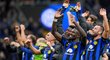 Fotbalisté Interu slaví s fanoušky výhru nad AS Řím
