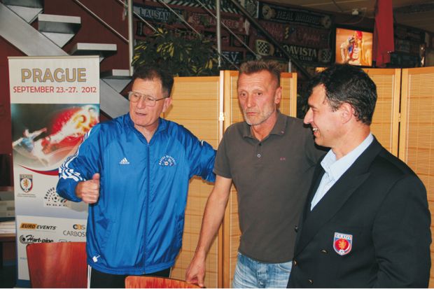 Jan Berger (uprostřed) byl v utkání FC Boston Braves s XI českých fotbalových internacionálů vyhlášen nejlepším hráčem utkání Jan Berger (uprostřed) byl v utkání FC Boston Braves s XI českých fotbalových internacionálů vyhlášen nejlepším hráčem utkání