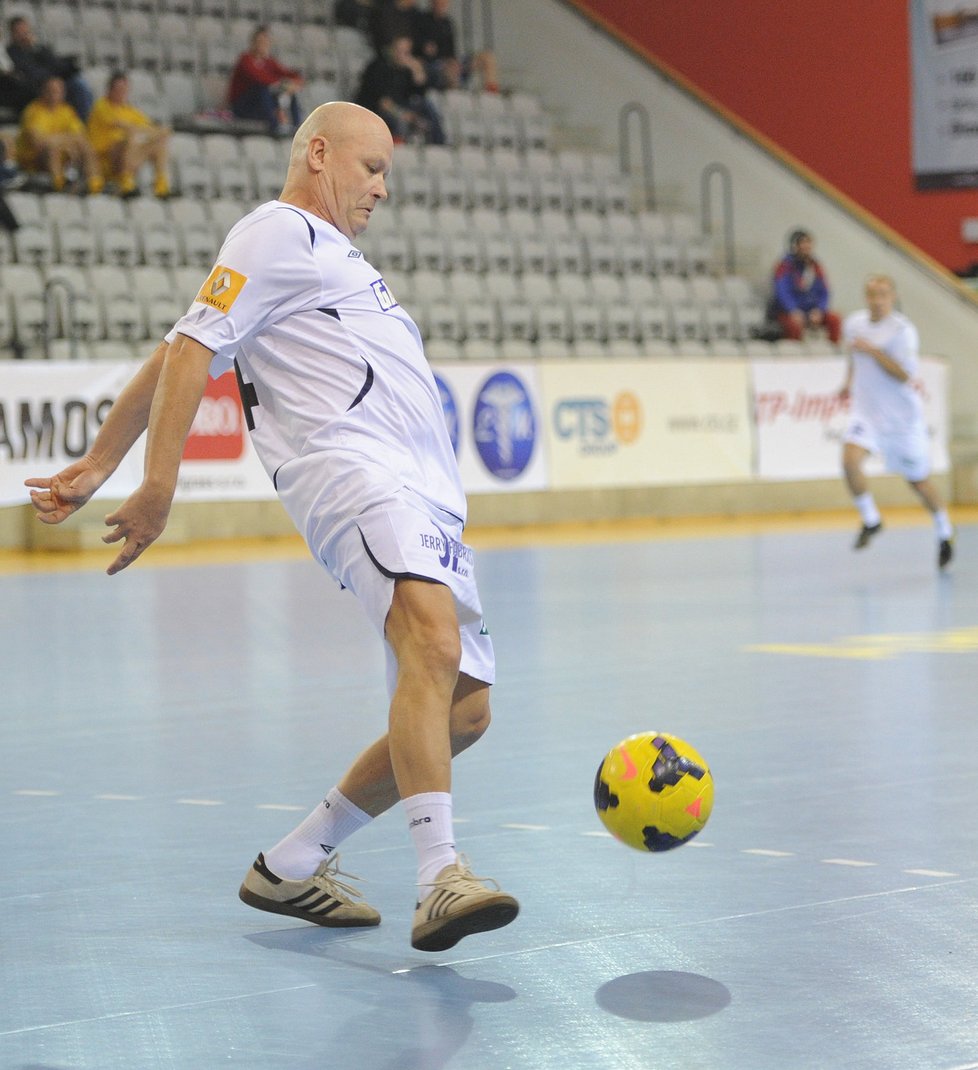 V týmu Umbro se na vánočním turnaji v hale Podvinný mlýn představil i Ivan Hašek