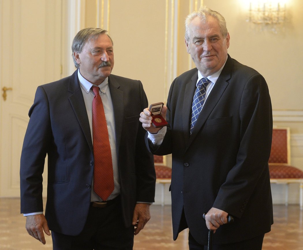 Prezident Miloš Zeman převzal pamětní medaili od bývalého fotbalisty Antonína Panenky