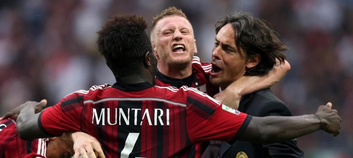 ilippo Inzaghi slaví se svými svěřenci gól